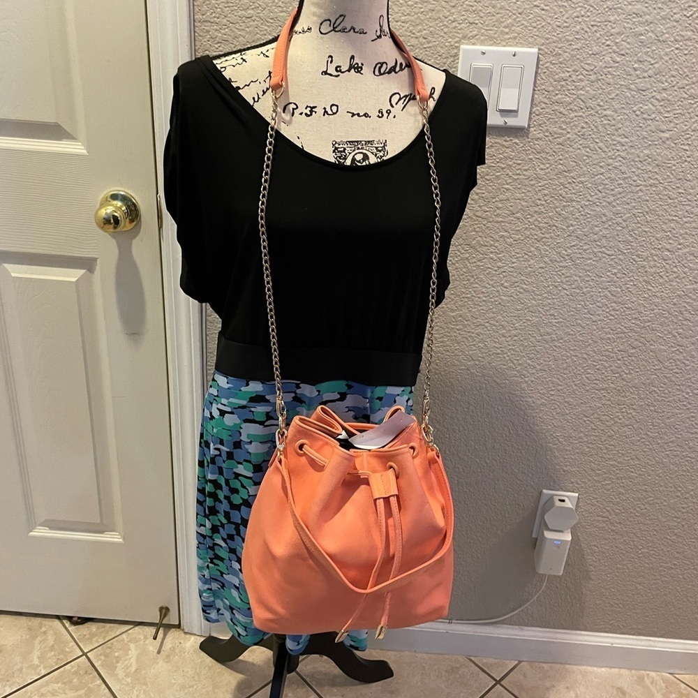 Sisley Bucket Bag with shoulder strap and sling